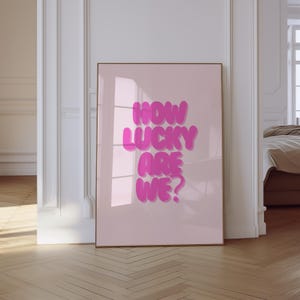 Que sorte a nossa! Arte de parede com letras rosa e bolhas, citação positiva, download digital, pôster moderno para decoração de dormitórios femininos