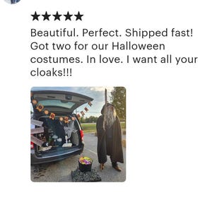 K&ouml;nnte beinhalten: Ein schwarzer Kapuzenumhang mit einem langen wei&szlig;en Bart und einem Stab. Der Umhang wird von einer Person getragen, die vor einem f&uuml;r Halloween dekorierten Auto steht. Das Auto hat einen Kessel im Kofferraum und ein Schild mit der Aufschrift "Happy Halloween".