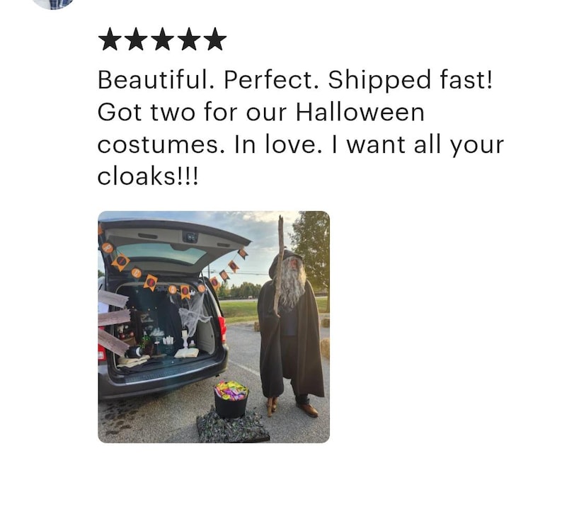 K&ouml;nnte beinhalten: Ein schwarzer Kapuzenumhang mit einem langen wei&szlig;en Bart und einem Stab. Der Umhang wird von einer Person getragen, die vor einem f&uuml;r Halloween dekorierten Auto steht. Das Auto hat einen Kessel im Kofferraum und ein Schild mit der Aufschrift "Happy Halloween".
