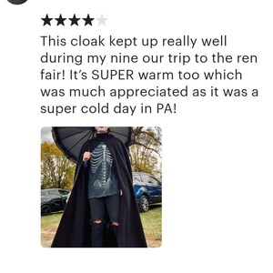 K&ouml;nnte beinhalten: Eine Person tr&auml;gt einen schwarzen Umhang mit einem Skelett-Shirt und zerrissenen Jeans. Die Person h&auml;lt einen schwarzen Regenschirm und steht vor einem Auto.