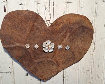 Arte de corazón de hojalata oxidada: techo de granero reciclado, perlas y decoración rústica popular