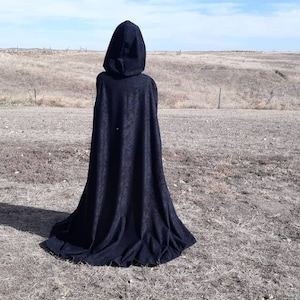 Cape d&#39;Halloween noire à capuche, cape de sorcière, cape Renaissance en faux daim, mariage gothique médiéval, costume de vampire Merlin