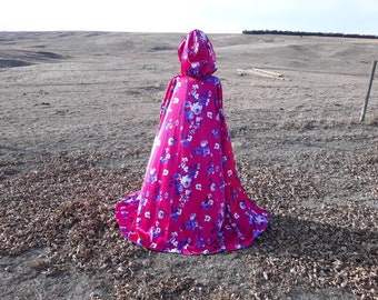 Cape à capuche fuchsia en satin fleuri : cape de costume Renaissance