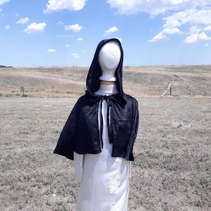 Capa con capucha de terciopelo negro para adultos, disfraz de Halloween, estilo gótico
