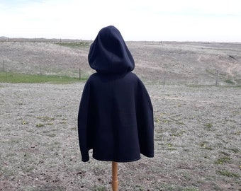 Capa corta con capucha de forro polar negro: Disfraz de Halloween para adultos