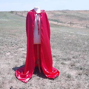 Capa roja con capucha para el día de San Valentín Capa de boda medieval renacentista Capa de novia