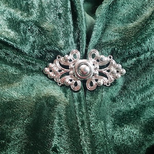 Green Velvet Cloak Hooded Halloween Cape Fairytale Woodland Renaissance Clothing Medieval Druid Cloak Wedding Bridal Cape Fancy silver closure