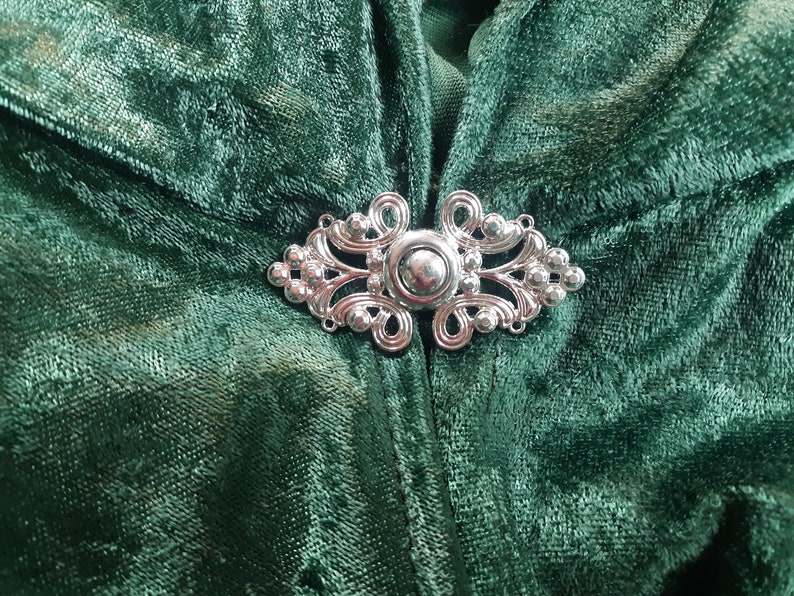 Green Velvet Cloak Hooded Halloween Cape Fairytale Woodland Renaissance Clothing Medieval Druid Cloak Wedding Bridal Cape Fancy silver closure