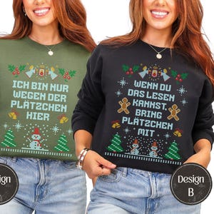 Könnte beinhalten: Zwei langärmelige Sweatshirts mit Rundhalsausschnitt in Olivgrün und Schwarz, verziert mit einem weihnachtlichen Strickmuster aus Lebkuchenmännern, Schneemännern, Tannenbäumen und Glocken. Das olivgrüne Sweatshirt trägt den Text ICH BIN NUR WEGEN DER PLÄTZCHEN HIER, das schwarze WENN DU DAS LESEN KANNST, BRING PLÄTZCHEN MIT.