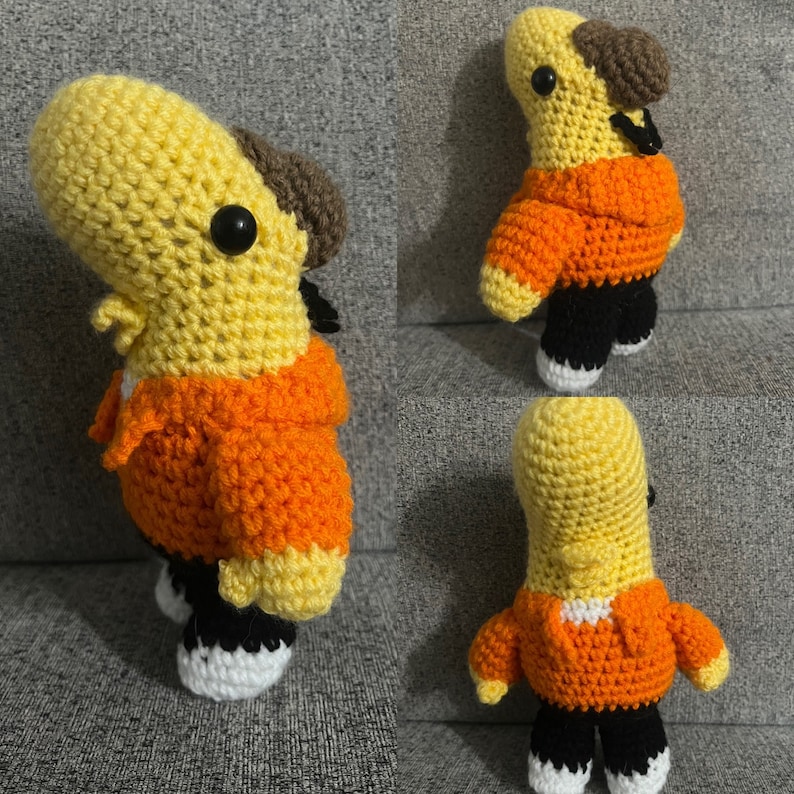 Op de afbeelding: Drie gehaakte knuffels in de vorm van een vogel. De knuffels zijn geel en oranje met zwarte ogen. De knuffels dragen oranje jassen en zwarte broeken.