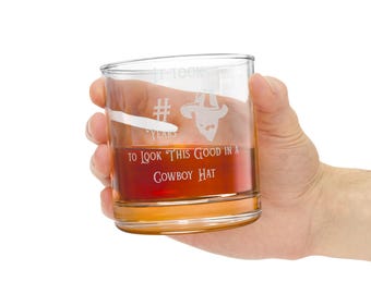 Personligt graverat whiskyglas "Det tog ___ år att se så här bra ut i en cowboyhatt." | 10.5oz Designat av Montana Ranch Momma