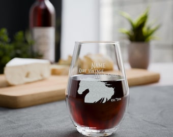 Personalisieren Sie dieses Stemless Weinglas "Rare Vintage, Wild Spirit. Est." | 11.5oz Entworfen von Montana Ranch Momma