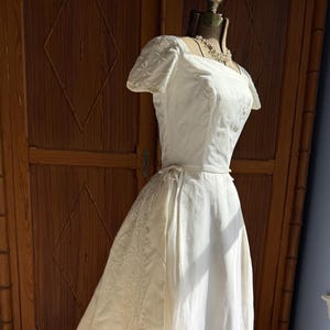 Vintage Wedding Dress 1960s, Detachable Train, Simple Flattering - Size XS - 32/26/38