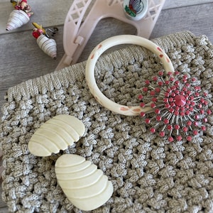 Cartera de macramé vintage con cierre a presión plegable, hecha a mano en marfil, dorado y blanco, con joyas de playa adicionales