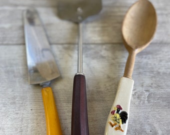 Vintage Steel Spatula -Choice - Utensils - Bakelite Handle Pie/Cake Server - Ceramic Spoon - Rooster