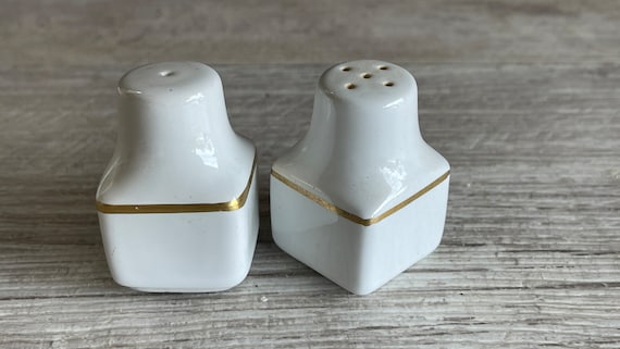 Vintage Airline Salt & Pepper Shakers: Gulf Air, Singapore, Delta
