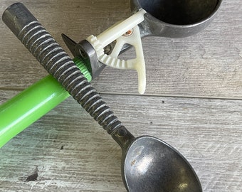 Vintage Ice Cream Scoop - Green Handle - Bonny Products - AS IS