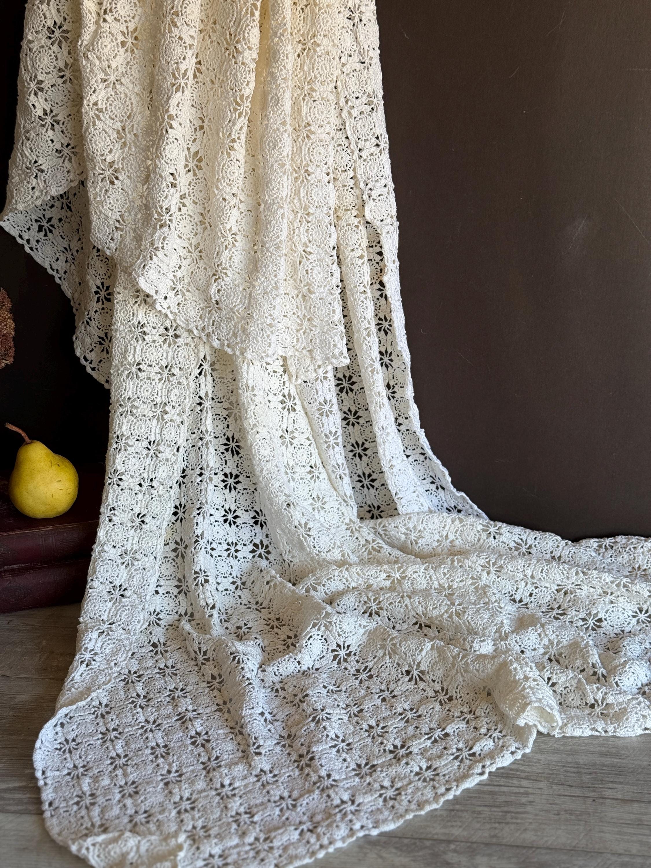 28 Crochet Tablecloth Patterns with Doilies, Lace, and Table Runners 10 Vintage Crochet Tablecloth