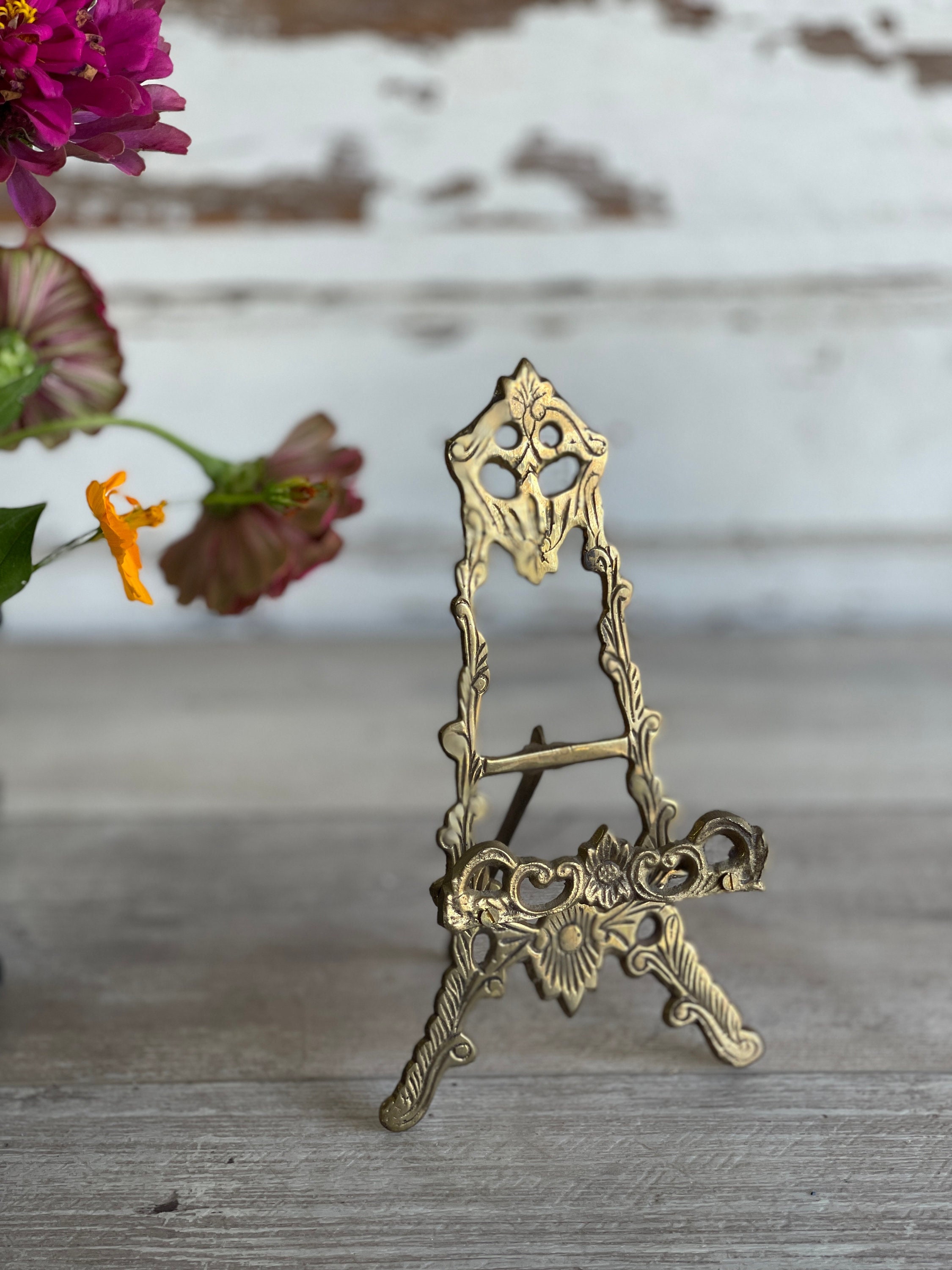 Small gold easels; Brass display stands – HelloPosh