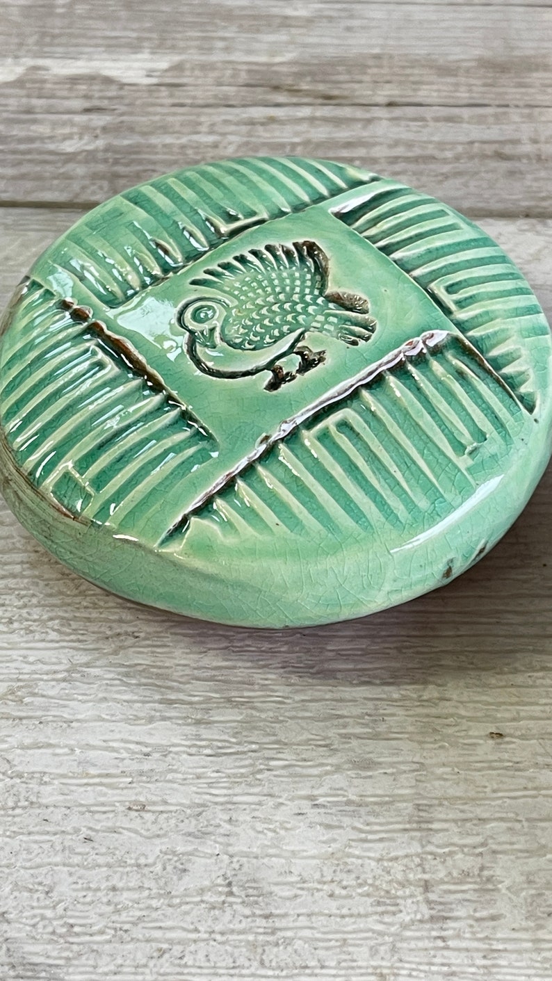 presse-papier vintage Poterie PJK bleu/vert au choix argile rouge pressée, motifs amérindiens Vert