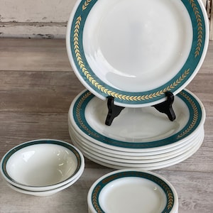 Vintage Pyrex Turquoise Laurel Leaf Dishes: Plates and Bowls
