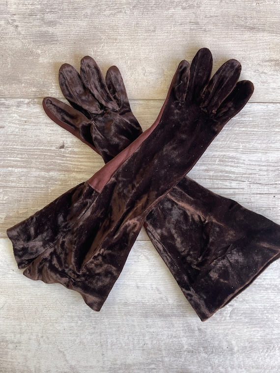 Vintage Women's Gloves - Brown Velvet Size 6.5 Gut