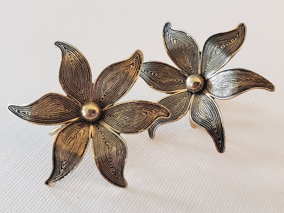 Mod 1950's-60's Flower Screw Back Earrings, Emboss