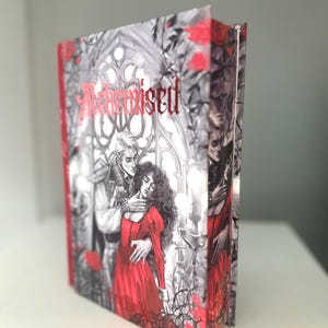 以下が含まれることがあります： 「Althemisied」というタイトルのハードカバー本。ゴシック様式のイラストが描かれています。表紙には、男性と女性がロマンチックに抱き合う白黒画像、赤いバラとアクセントが描かれています。本の縁は赤色です。