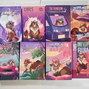 Op de afbeelding: Acht boeken met harde kaft met een kattenpersonage genaamd Princess Donut op de covers. De titels zijn Dungeon Crawler, Carl's Doomsday Scenario, The Dungeon Anarchist's Lookbook, The Gate of the Feral Gods, A Parade of Horribles, The Butcher's Masquerade, The Eye of the Bedlam Bride en This Inevitable Ruin.