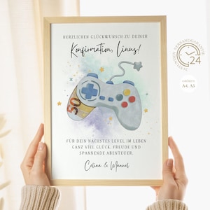 Könnte beinhalten: Ein gerahmter Druck mit einem hellen Holzrahmen. Das Kunstwerk zeigt einen Videospiel-Controller im Aquarellstil mit dem Text "Konfirmation, Linus!" und anderem deutschen Text. Der Controller hat blaue, gelbe und rote Knöpfe.