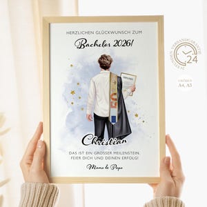 Puede incluir: Ilustración enmarcada de un graduado sosteniendo un diploma, con texto en alemán. La ilustración incluye el nombre "Christian" y las palabras "Bachelor 2026!" en un estilo acuarela con estrellas doradas.