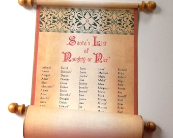 Puede incluir: Un pergamino festivo con el texto "Santa's List of Naughty or Nice". El pergamino es de color beige con detalles rojos y verdes, y rodillos de madera dorados. Incluye nombres como Aaliyah y Aaron.