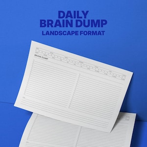 Peut inclure: Deux feuilles blanches au format paysage "Daily Brain Dump" avec des pages lignées et un en-tête, sur fond bleu. Le texte "DAILY BRAIN DUMP LANDSCAPE FORMAT" est en bleu en haut.