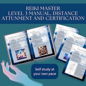 Op de afbeelding: Een open Reiki Level 3 handleiding met de tekst "REIKI MASTER LEVEL 3 MANUAL, DISTANCE ATTUNEMENT AND CERTIFICATION." Er zijn verschillende pagina's zichtbaar, waaronder "Crown to Crown Reiki Attunements" en "The Hul Yin & Violet B." De zin "Self study at your own pace" is ook aanwezig.