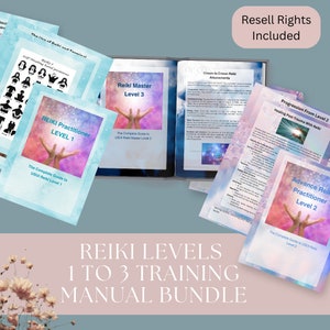 以下が含まれることがあります： レイキレベル1、2、3のトレーニングマニュアル3冊セット。マニュアルは開かれており、テキストと画像が載ったカラフルなページが見えます。各マニュアルの表紙には、レベル番号と「レイキプラクティショナー」、「アドバンスレイキプラクティショナー」、「レイキマスター」の文字が記載されています。画像の下部には、「レイキレベル1～3トレーニングマニュアルバンドル」というタイトルが大きく太字で表示されています。