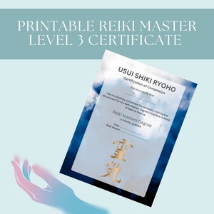 Peut inclure: Certificat imprimable de Maître Reiki niveau 3 avec le texte "PRINTABLE REIKI MASTER LEVEL 3 CERTIFICATE". Le certificat a un fond nuageux bleu et blanc avec le texte "USUI SHIKI RYOHO" et "Reiki Masters Degree". Le mot japonais Reiki est également visible.
