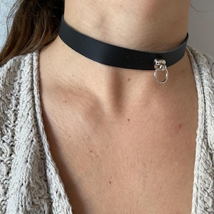 Gargantilla de cuero negro con un pequeño anillo, collar minimalista de uso diario para mujer.