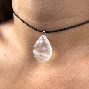 Choker aus Leder mit Kristall-Anhänger. Tagesaccessoire für einen stilvollen Look