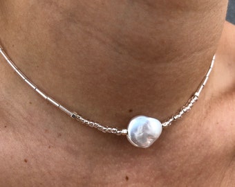 Halskette mit Perle und Glasperlen, handgefertigtes elegantes Accessoire für besondere Anlässe