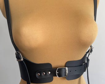 Cinto peitoral ajustável em couro legítimo preto, acessório gótico para o corpo.