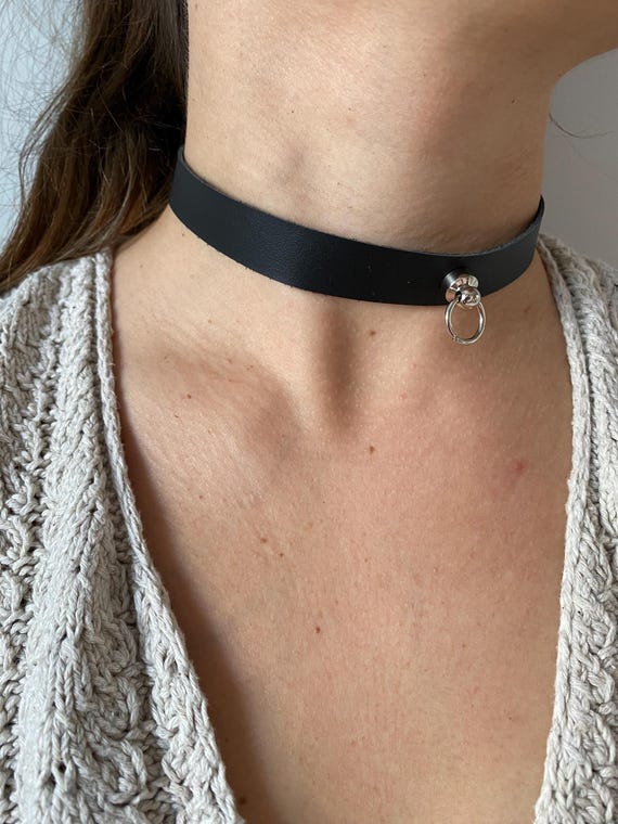Halsband aus schwarzem Leder mit kleinem Ring, minimalistische  Alltags-Halskette fr Frauen - Etsy.de