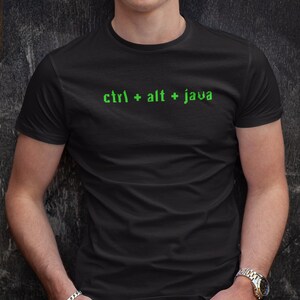 Op de afbeelding: Een zwart T-shirt met de tekst "ctrl + alt + java" in groen.