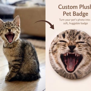Puede incluir: Un gato atigrado con la boca muy abierta, junto a una insignia de mascota de peluche personalizada. La insignia es un dise&ntilde;o circular con la cara del gato, tambi&eacute;n con la boca abierta. El texto de la imagen dice "Custom Plush Pet Badge" y "Convierte la foto de tu mascota en una insignia suave y abrazable."