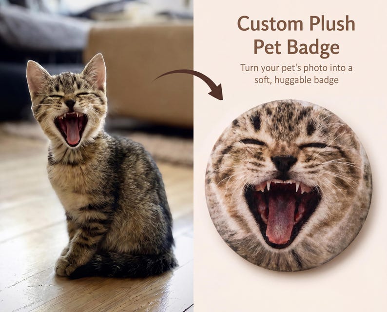 Puede incluir: Un gato atigrado con la boca muy abierta, junto a una insignia de mascota de peluche personalizada. La insignia es un dise&ntilde;o circular con la cara del gato, tambi&eacute;n con la boca abierta. El texto de la imagen dice "Custom Plush Pet Badge" y "Convierte la foto de tu mascota en una insignia suave y abrazable."