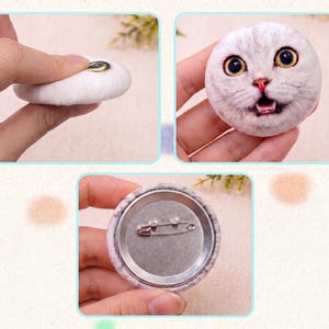 Puede incluir: Un conjunto de tres im&aacute;genes que muestran un bot&oacute;n redondo con un dise&ntilde;o de cara de gato. El gato tiene pelaje blanco, ojos amarillos grandes y la boca abierta. El pin tiene una parte trasera de metal con un cierre de imperdible.