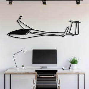 Könnte beinhalten: Ein Wandkunstwerk aus schwarzem Metall, das einen Segelflugzeug darstellt. Das Segelflugzeug ist in einem minimalistischen Stil mit klaren Linien und einer schlanken Silhouette dargestellt.