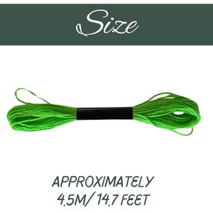 Może przedstawiać: Jasnozielona nić do haftu, spięta czarną opaską. Nad nicią napis "Size", a pod nią "APPROXIMATELY 4.5M/ 14.7 FEET". Nić znajduje się na białym tle.