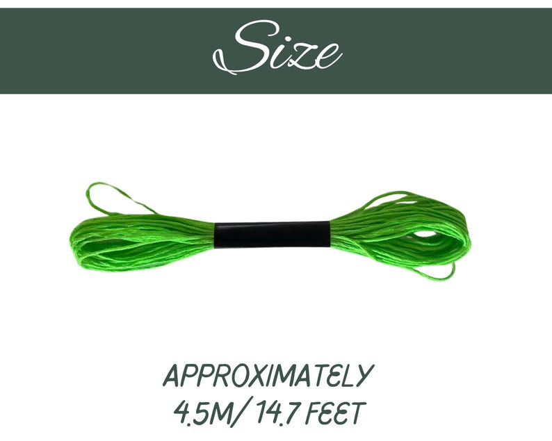 Może przedstawiać: Jasnozielona nić do haftu, spięta czarną opaską. Nad nicią napis "Size", a pod nią "APPROXIMATELY 4.5M/ 14.7 FEET". Nić znajduje się na białym tle.