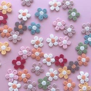 Small Crochet Flower Applique White Wedding Accent for Phone Case Ornament Baby Shower Bloom Decoration for Craft Supply Seasonal Home