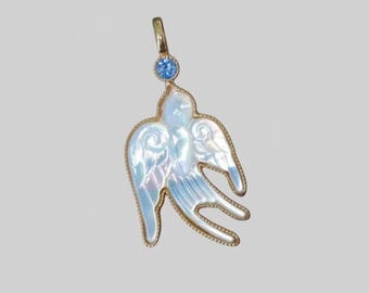 Colgante de golondrina de oro de 14 quilates y nácar: collar con dije de pájaro tallado